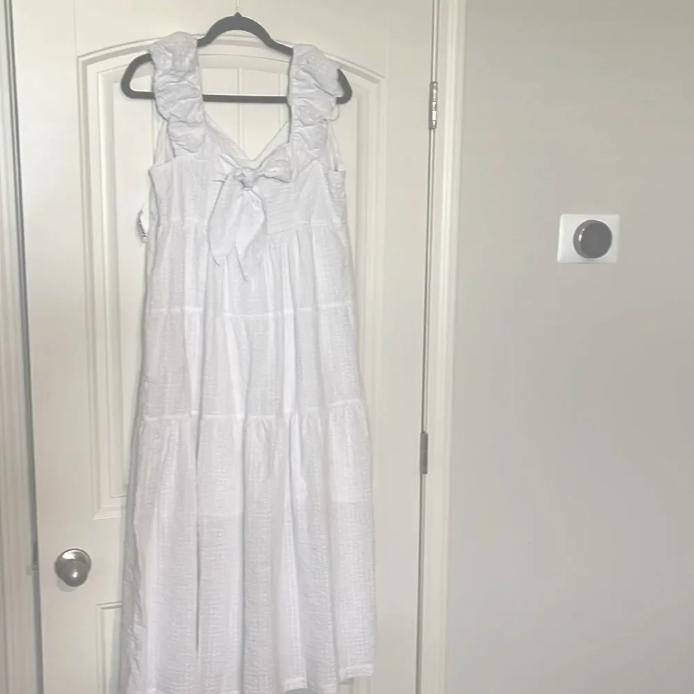 Elegant White Sleeveless Dress